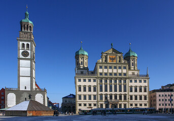 Rathausplatz in Augsburg mit Vorderansicht auf das historische Rathaus erbaut von Elias Holl in der...