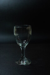 Photo Empty goblet glass with low photo angle