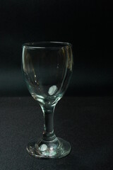 Photo Empty goblet glass with low photo angle