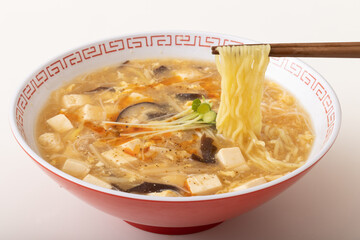 酸辣湯麺　(サンラータン麺・スーラータン麺)