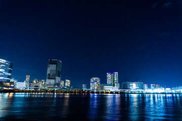 Fototapeta na wymiar Night view of a high-rise condominium along an urban river_r_05