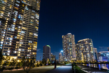 Night view of a high-rise condominium along an urban river_r_16