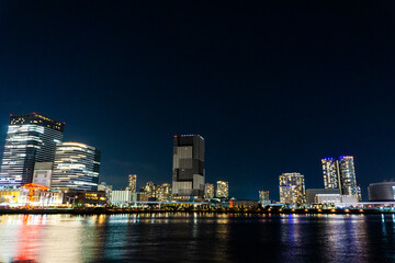 Night view of a high-rise condominium along an urban river_r_18