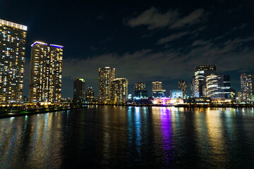 Fototapeta na wymiar Night view of a high-rise condominium along an urban river_r_19