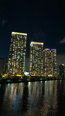 Fototapeta na wymiar Night view of a high-rise condominium along an urban river_r_20