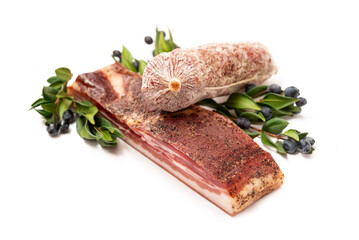 Guanciale e salame, tipici salumi italiani isolati su fondo bianco 