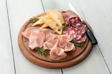 Tagliere con salame, mortadella e formaggio, antipasti italiani 