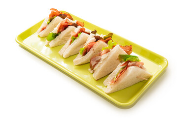 Vassoio di deliziosi tramezzini farciti con prosciutto, mozzarella e verdura fresca, antipasti italiani 