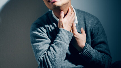 かゆみに襲われる男性　うつ病イメージ