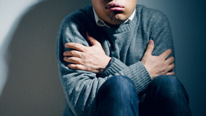 寒気を感じる男性　うつ病イメージ