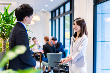 フロントでホテルのチェックインをする若いビジネスウーマン