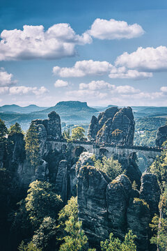 Basteibr&uuml;cke vom Ferdinandstein. Zwischen Felsen und Sandsteinen. Wundersch&ouml;ne Panorama Landschaften in Bad Schandau, dem Kurort in der S&auml;chsischen Schweiz. 