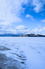 青空の下の氷に覆われた冬の湖。北海道の屈斜路湖。