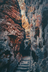 Wandern zwischen Felsen und Sandsteinen in den wunderschönen Landschaften in Bad Schandau, dem Kurort in der Sächsischen Schweiz. Nationalpark Wanderung im Sommer.