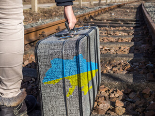 Koffer mit Ukraine Karte Flucht aus dem Land