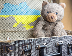 Teddy mit Koffer mit Ukraine Karte