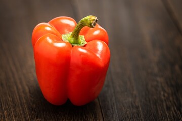 【野菜】机の上の赤色のパプリカ
