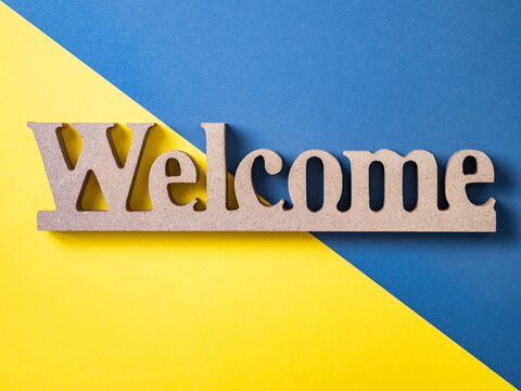 【背景素材】黄色と青色の上のWelcome　ウェルカムボード	