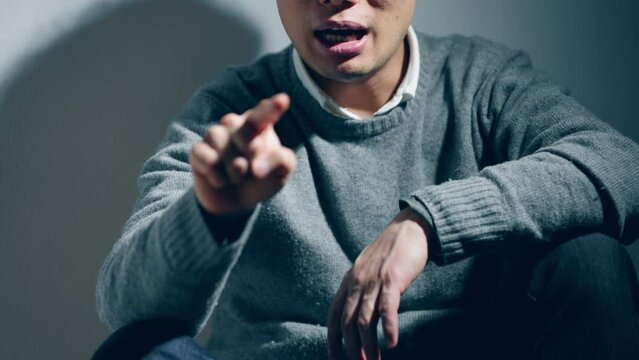 怒る男性　クレーマーイメージ