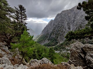 Samariaschlucht am frühen Morgen mit Wolken und Nebel 