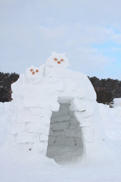 construction of igloo from snow and ice