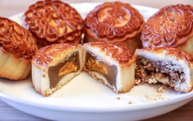 Delicious Traditional mooncake and their filling for Mid-autumn Festival