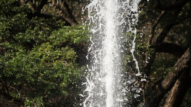 The water is beating. Against a faint natural background