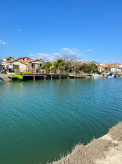 Fototapeta na wymiar Maisons au bord d’un canal à Palavas les flots, Occitanie