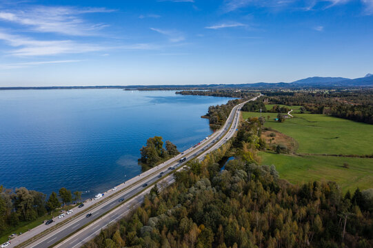 Luftbild der Autobahn A8 am Chiemsee, Bayern, Deutschland