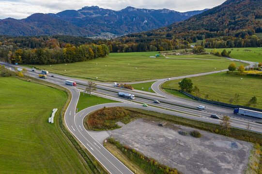 Luftbild Luftaufnahme der Autobahn A8 im Chiemgau