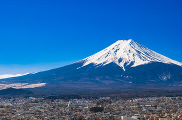 Fototapeta na wymiar 富士山と富士吉田市街　冬景