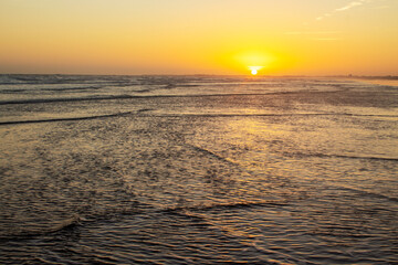 Fototapeta na wymiar Águas do mar no nascer do sol
