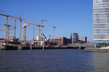 Baustelle am Hamburger Hafen mit schönem Wetter