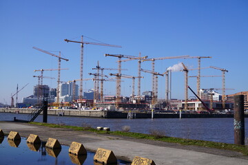 Hamburger Hafen mit Kr&auml;nen bei sch&ouml;nem Wetter