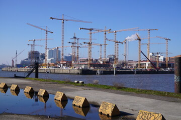Hamburger Hafen mit Kr&auml;nen bei sch&ouml;nem Wetter