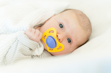 Baby mit Schnuller