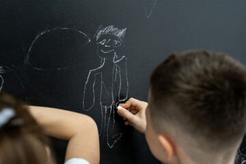 children paint on the walls