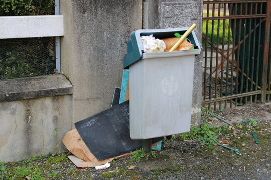 Déchets non triés, poubelles pleines éparpillées dans la rue de la ville