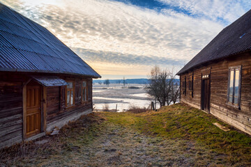 Wiejskie chaty nad Doliną Narwi, Podlasie, Polska