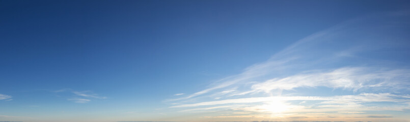 Obraz premium Beautiful Panoramic View of colorful cloudscape with blue Sky in Background during a sunny winter sunset. Taken in Vancouver, British Columbia, Canada.