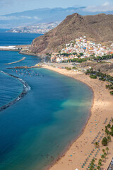 Vista aérea de la playa de Las Teresitas y pueblo de San Andrés en la costa de la isla de Tenerife, Canarias
