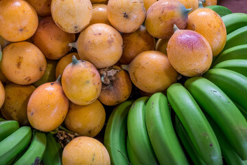 Nísperos y plátanos en un mercado agrícola de la isla de Tenerife, Canarias