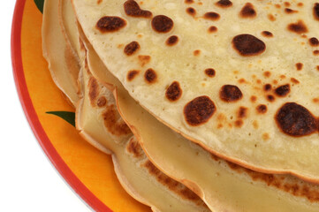 Plate of pancakes close-up on a white background | Assiette de crêpes en gros plan sur fond blanc