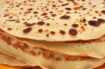 Homemade pancakes stacked close-up | Crêpes maison empilées en gros plan