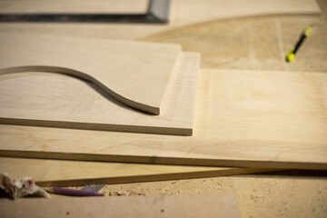 Obraz premium Boards on table. Joinery. Details of woodworking. Manufacture of furniture.