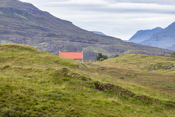 A remote croft just north of Portree on the Isle of Skye, Highland, Scotland UK. - obrazy, fototapety, plakaty