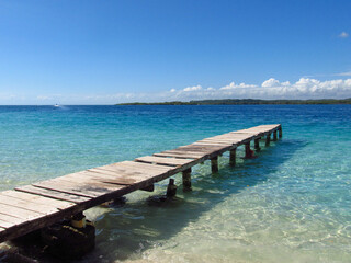 Obraz premium Wooden harbor on a Caribbean beach