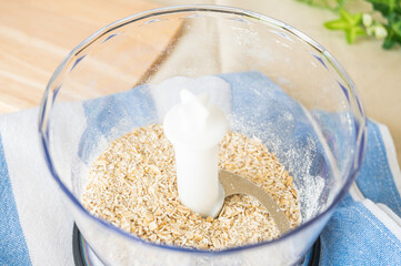 フードプロセッサーで砕いたオートミール