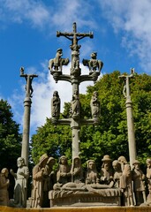 Personnages sculpt&eacute;s sur le calvaire de l'enclos paroissial de Plougastel-Daoulas