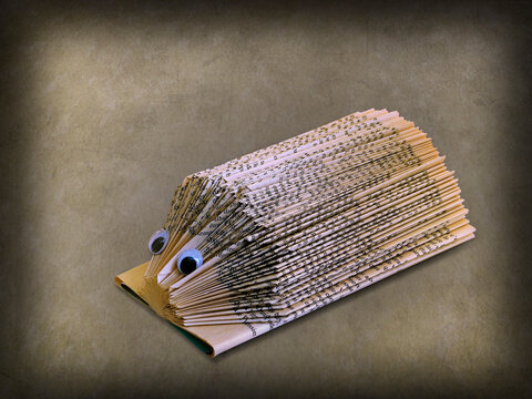 Pila de viejos peri&oacute;dicos. Animal de la prensa. Papiroflexia. Origami